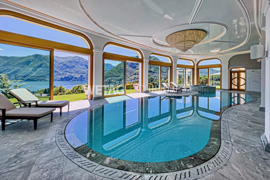 Innenpool mit Panoramablick auf See und Berge