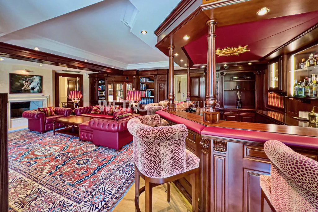 Luxuriöser Wohnraum mit Bar und Kamin