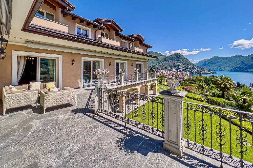 Luxuriöse Terrasse mit Seeblick