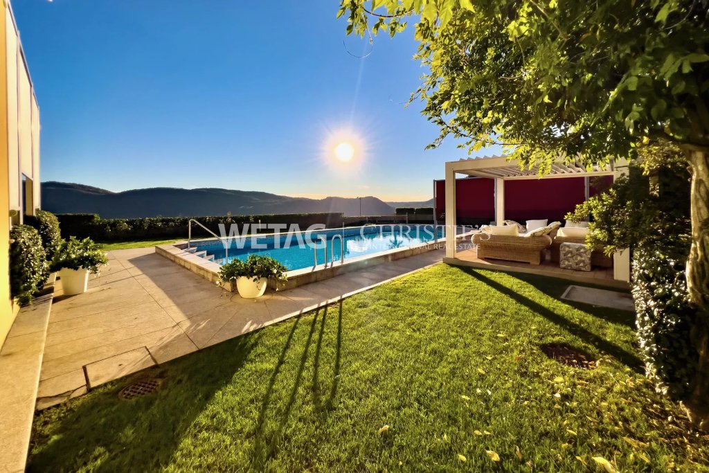 Luxuriöser Pool- und Gartenbereich bei Sonnenuntergang