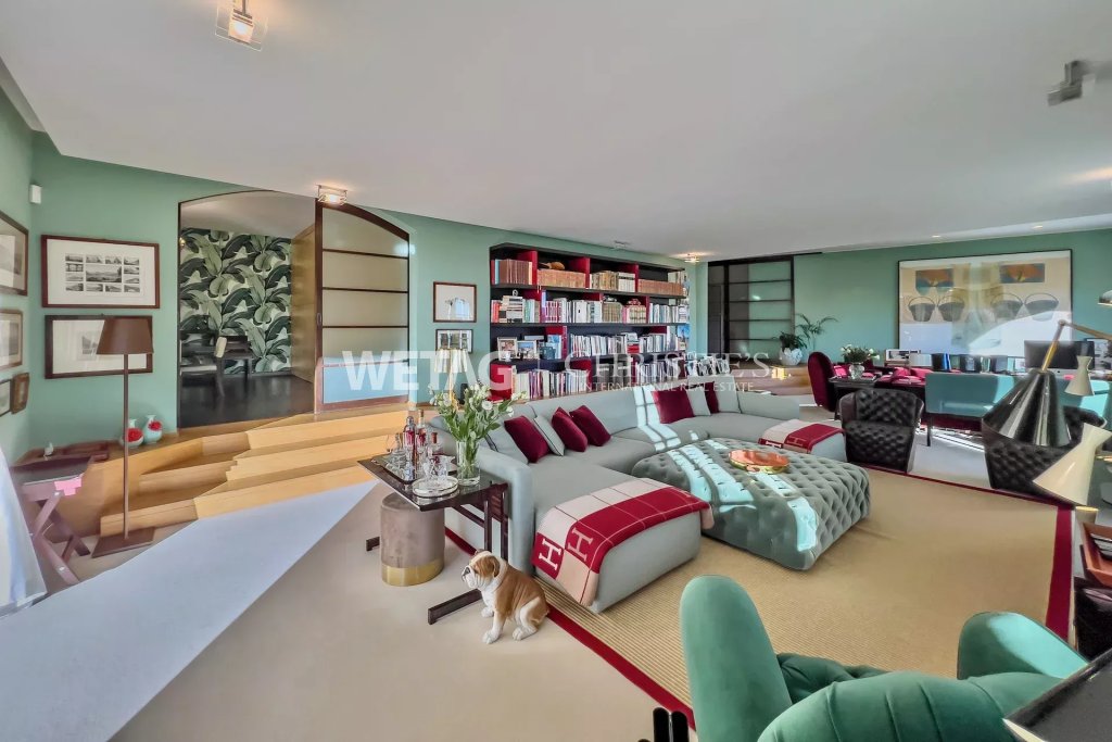Großzügiges Wohnzimmer mit Galerie und Bibliothekswand