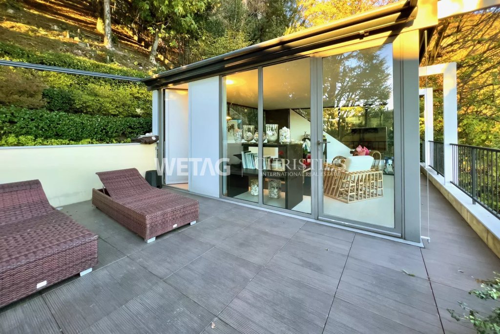 Terrasse mit Glasfront