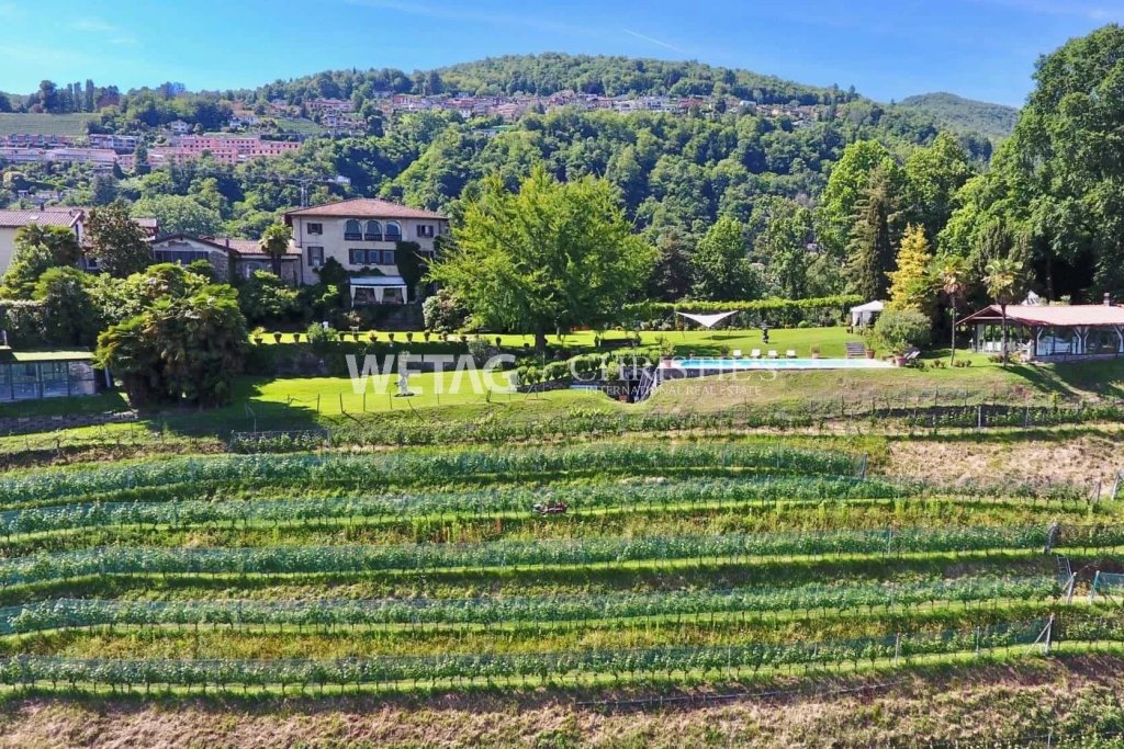 Landschaft mit Villa und Garten