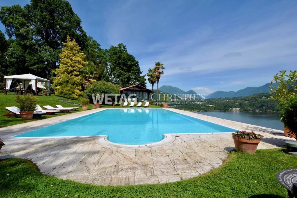 Poolbereich mit Seeblick