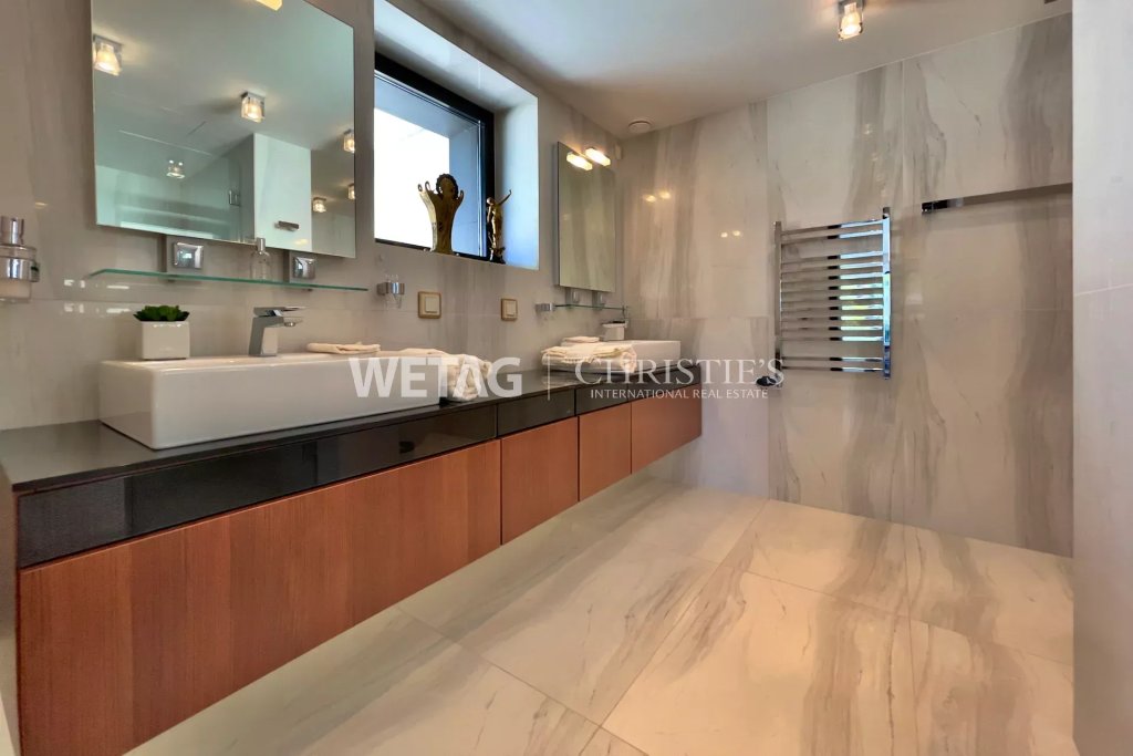 Modernes Badezimmer mit Marmoroptik und Doppelwaschtisch