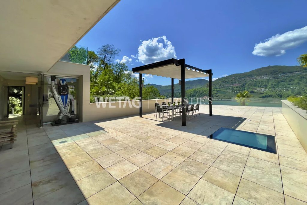Terrasse mit Pool und Bergblick