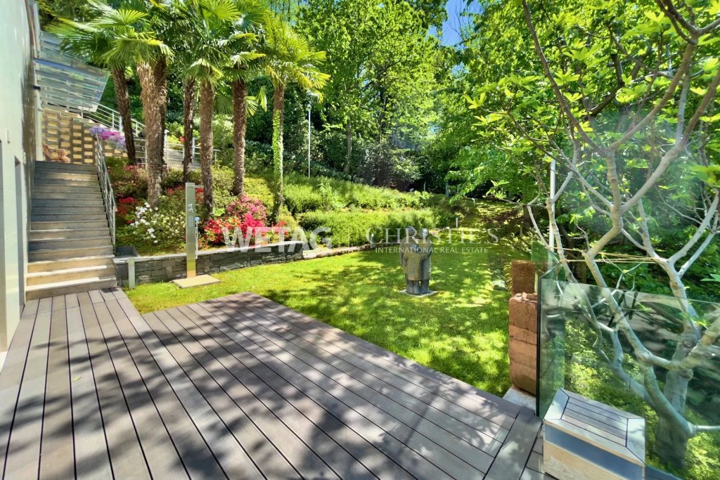 Tropischer Garten mit Holzterrasse
