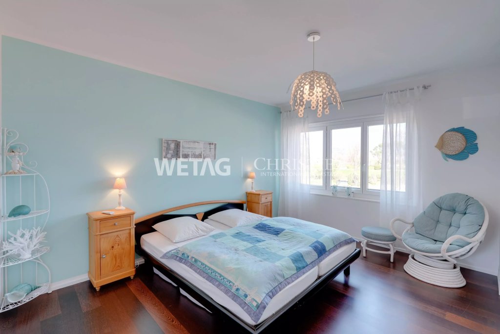 Helles Schlafzimmer mit Meer- und Türkistönen