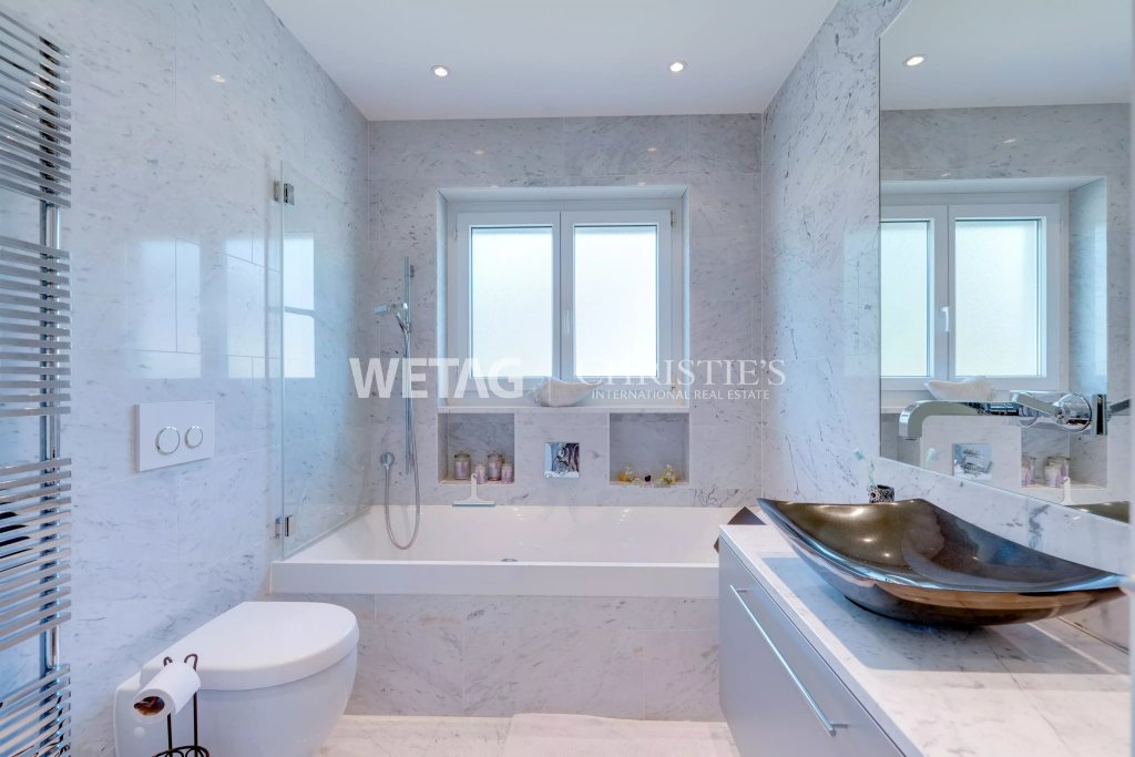 Modernes Badezimmer mit Badewanne und Marmoreffekt