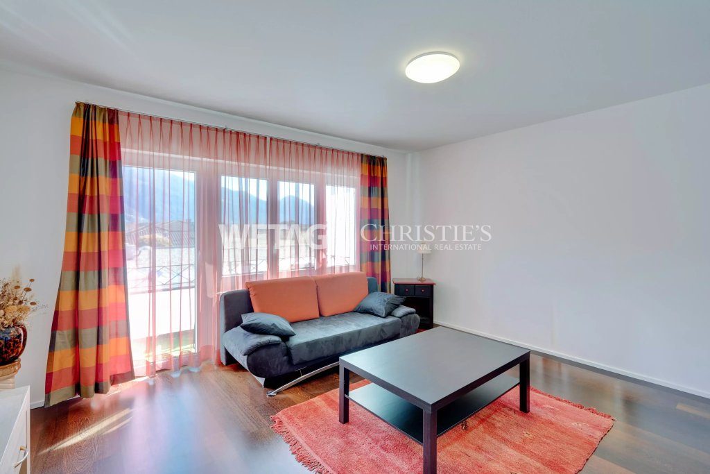 Wohnzimmer mit Balkonblick