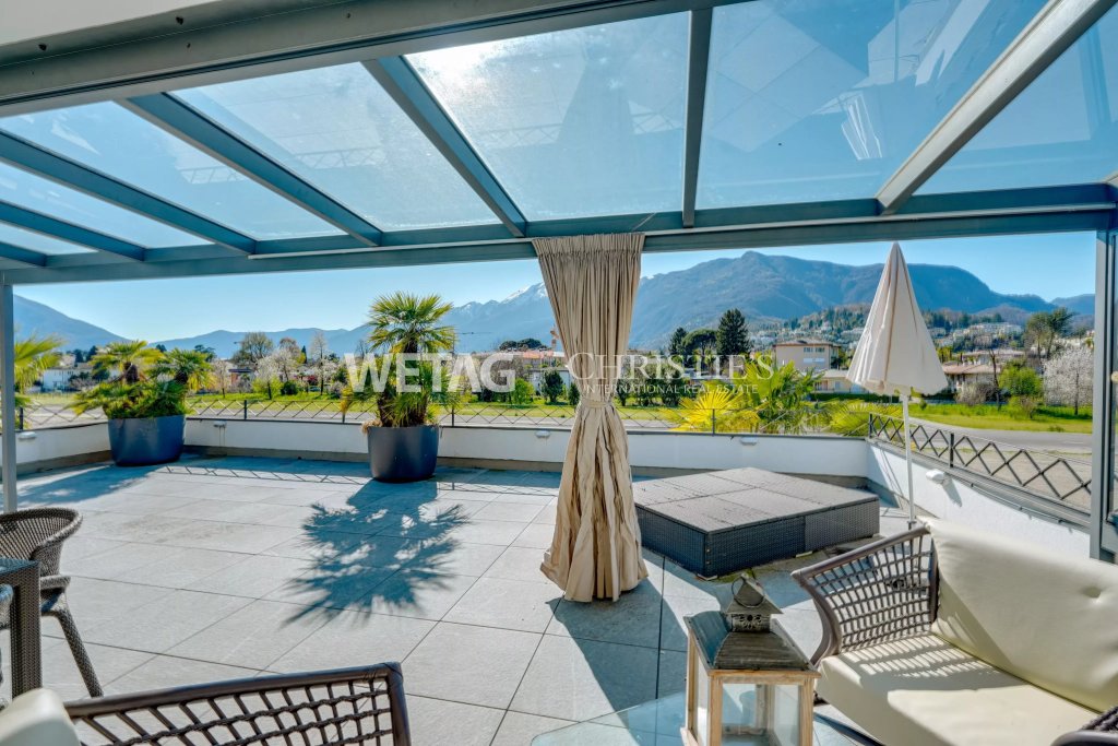 Überdachte Terrasse mit Bergblick