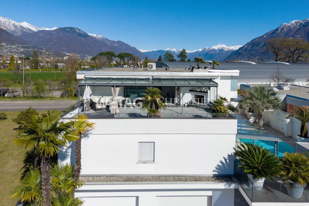 Moderne Dachterrassenansicht mit Bergpanorama