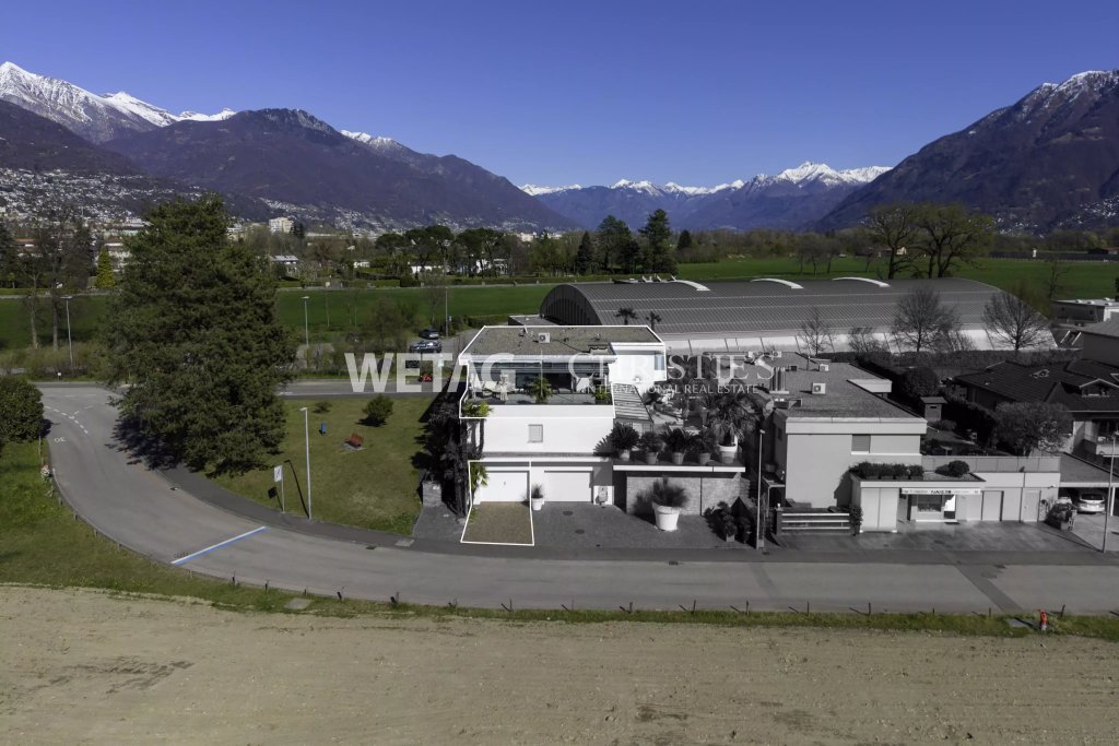 Luftaufnahme einer modernen Villa mit Bergpanorama