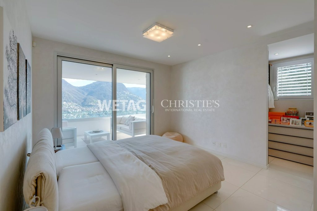 Schlafzimmer mit Balkon und Bergblick