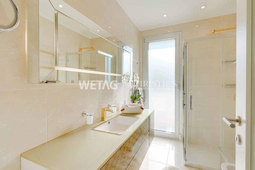 Modernes Badezimmer mit heller Glasoptik
