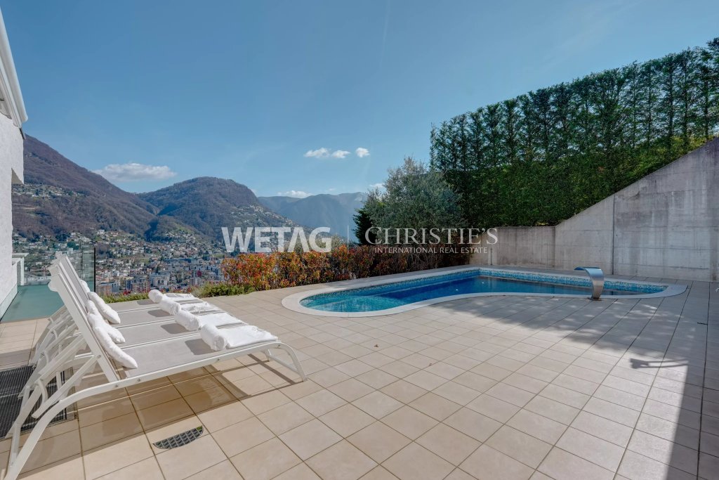 Terrasse mit Pool und Bergblick