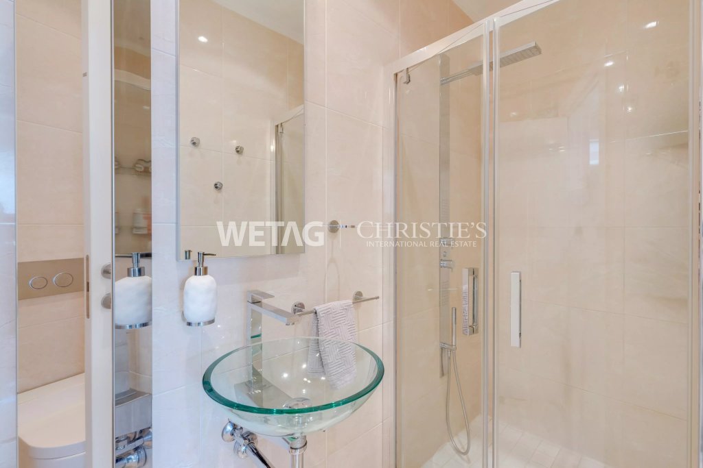 Modernes Badezimmer mit Glasdusche und Glashandwaschbecken