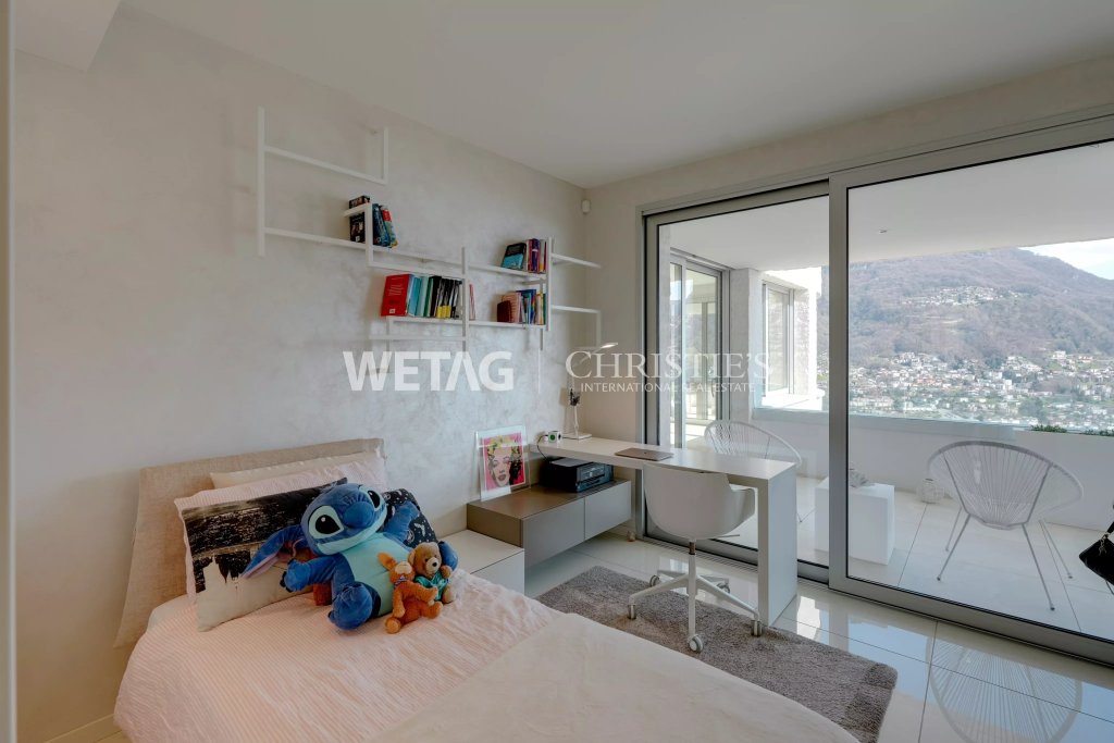 Helles Schlafzimmer mit Balkonblick