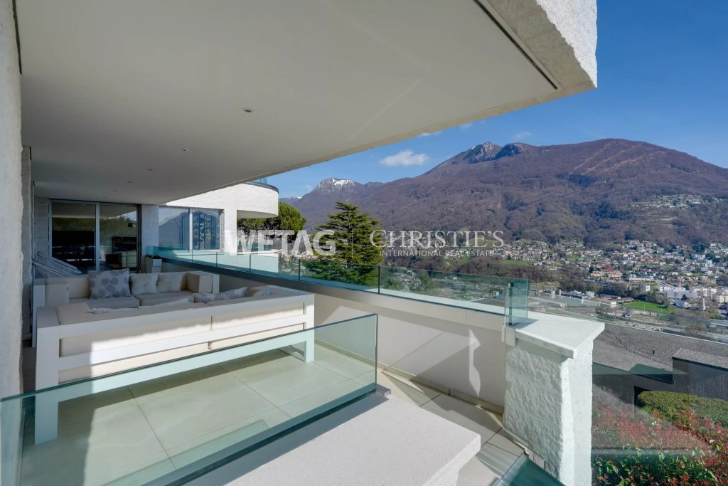 Überdachter Balkon mit Bergblick