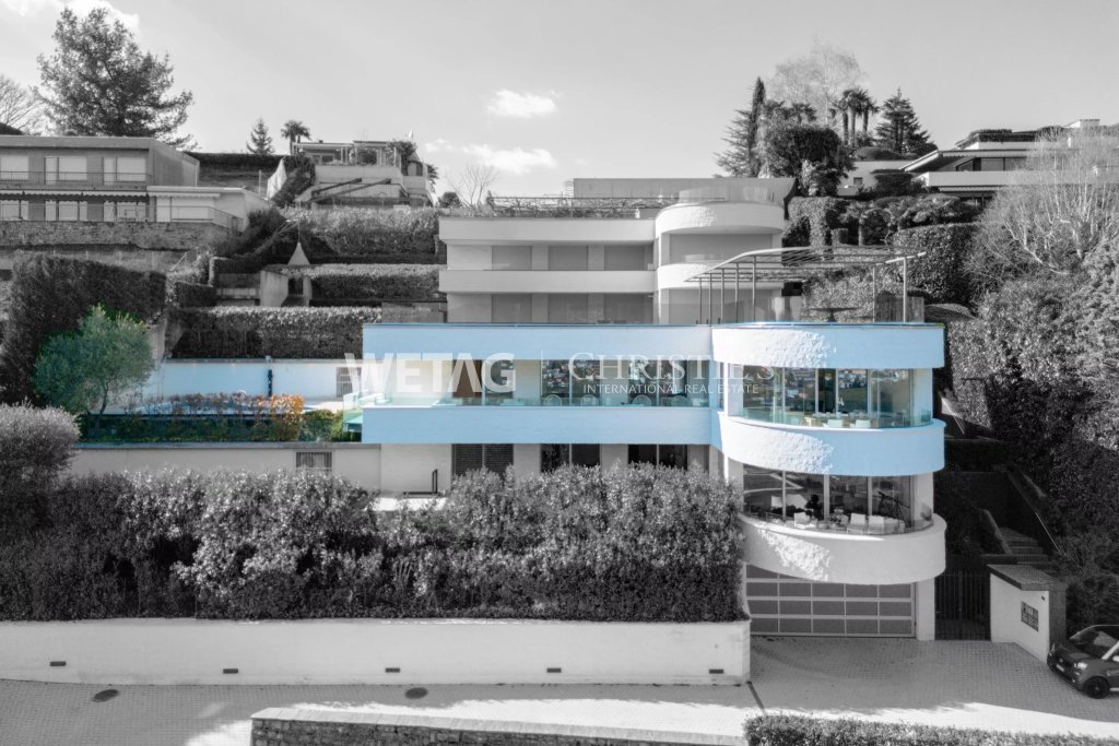 Luxuriöse moderne Villa mit Terrassen und Rundbalkon