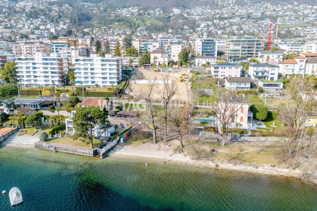 Luftaufnahme eines Seegrundstücks in urbaner Umgebung