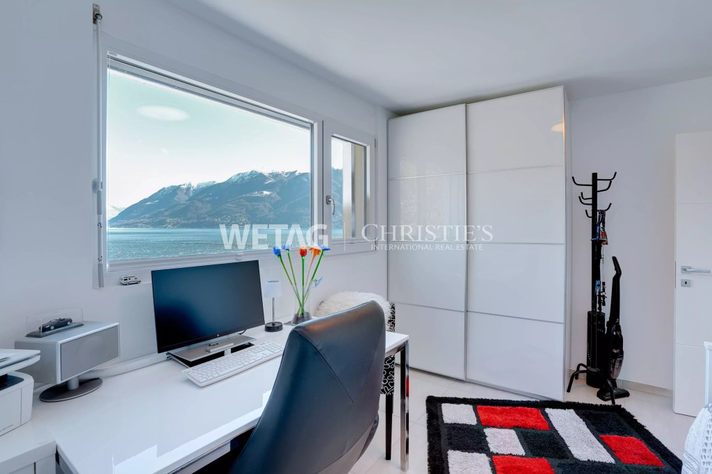 Helles Arbeitszimmer mit Seeblick