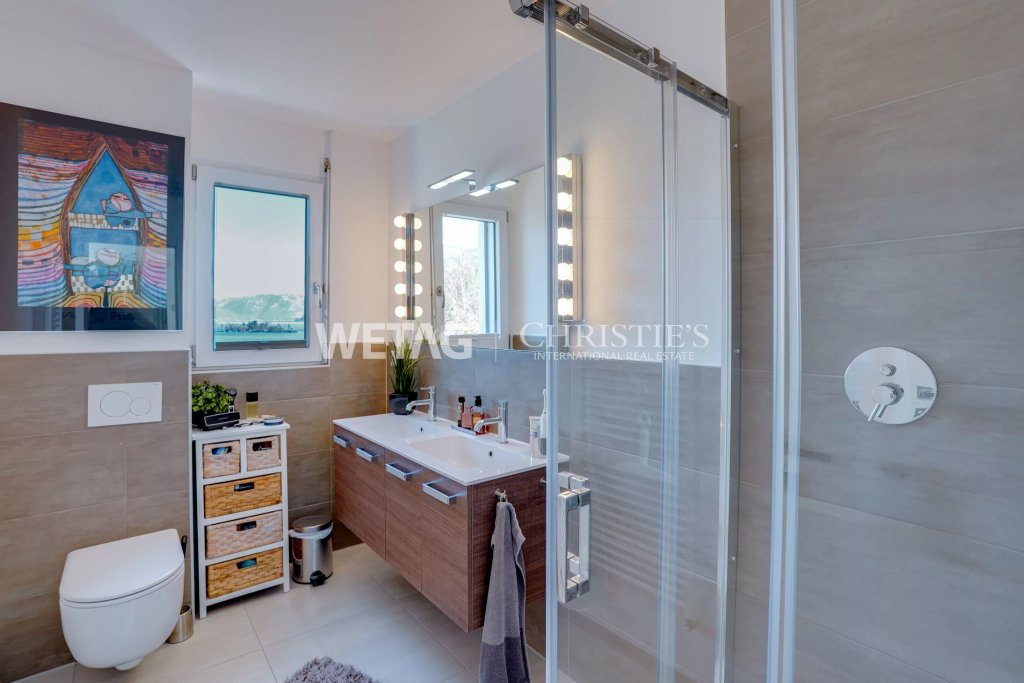 Modernes Badezimmer mit Dusche und Doppelwaschbecken