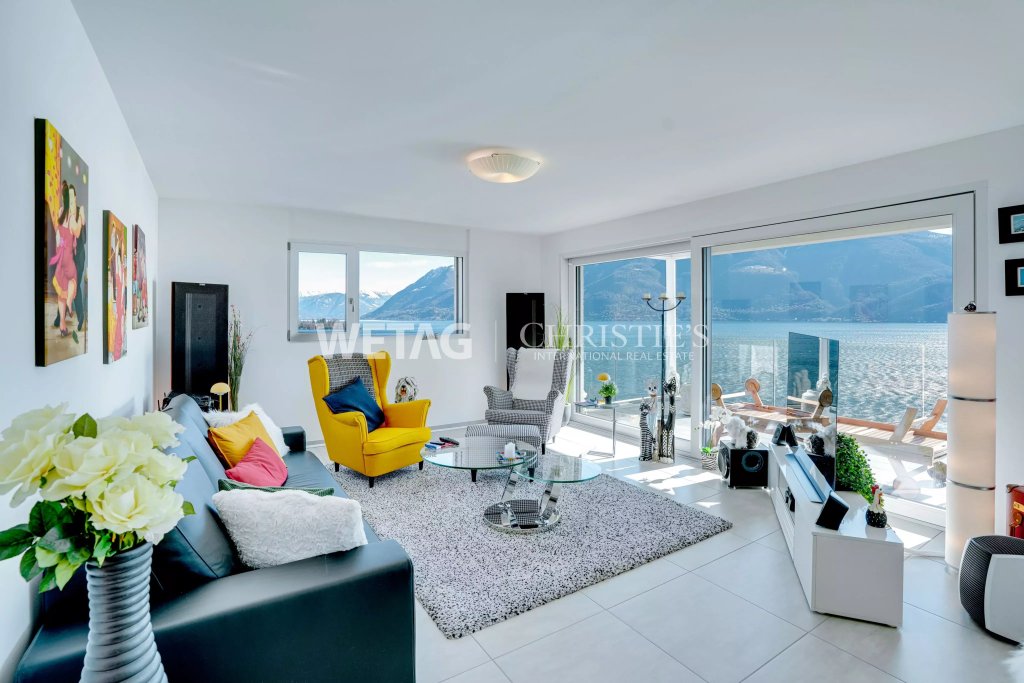 Heller Wohnraum mit Seeblick