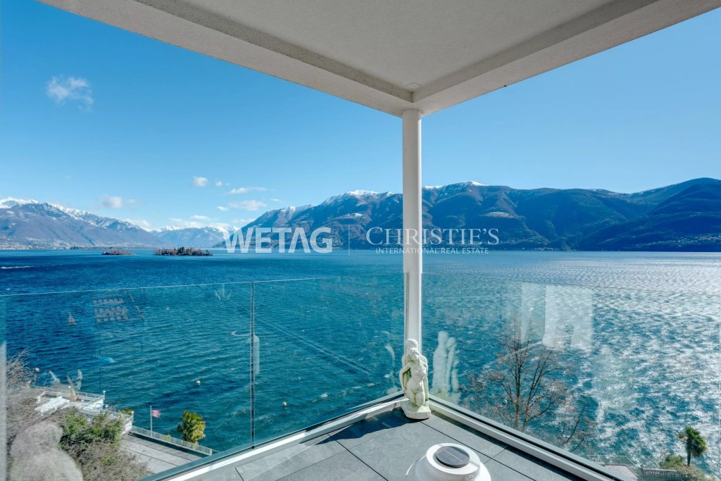 Balkon mit Panorama auf See und Berge