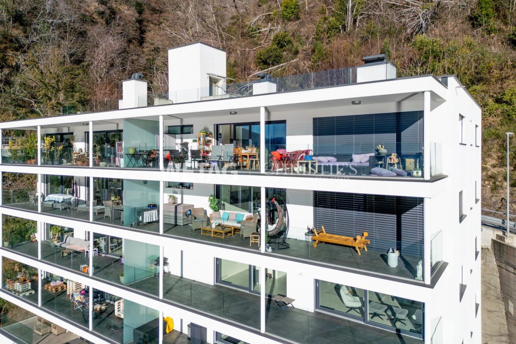 Modernes Mehrfamilienhaus mit großzügigen Balkonen