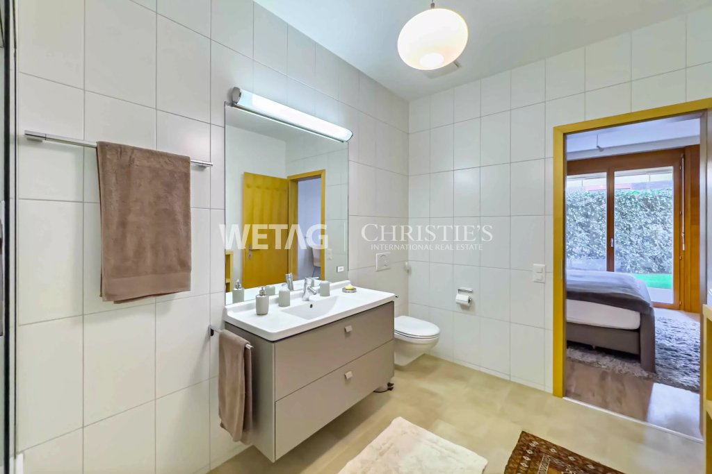 Modernes Badezimmer mit Blick ins angrenzende Schlafzimmer