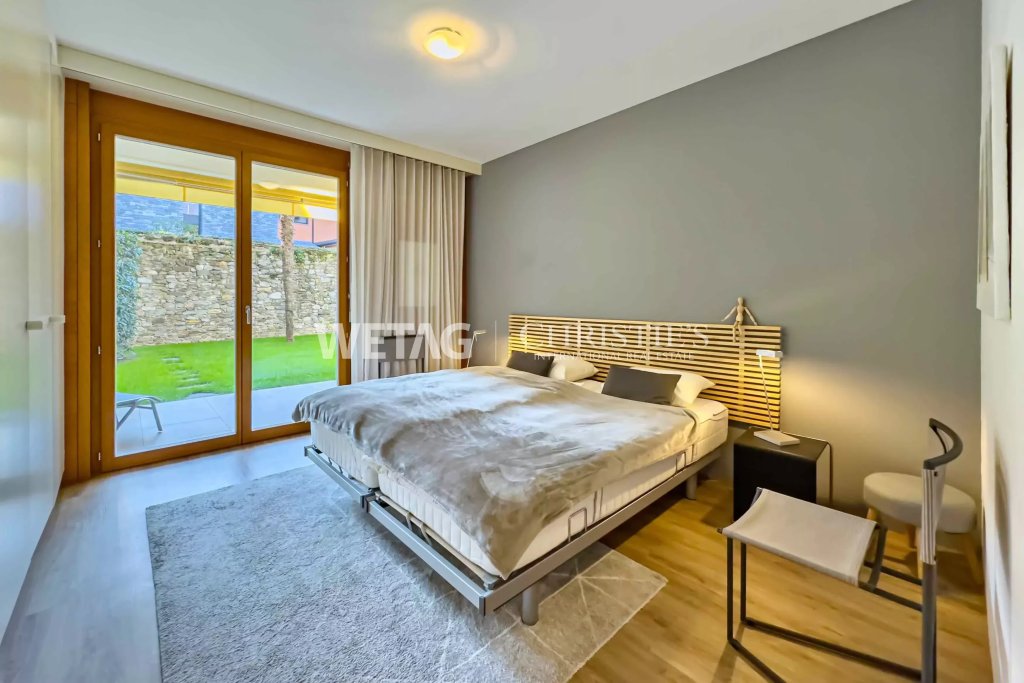Helles Schlafzimmer mit Zugang zur Terrasse