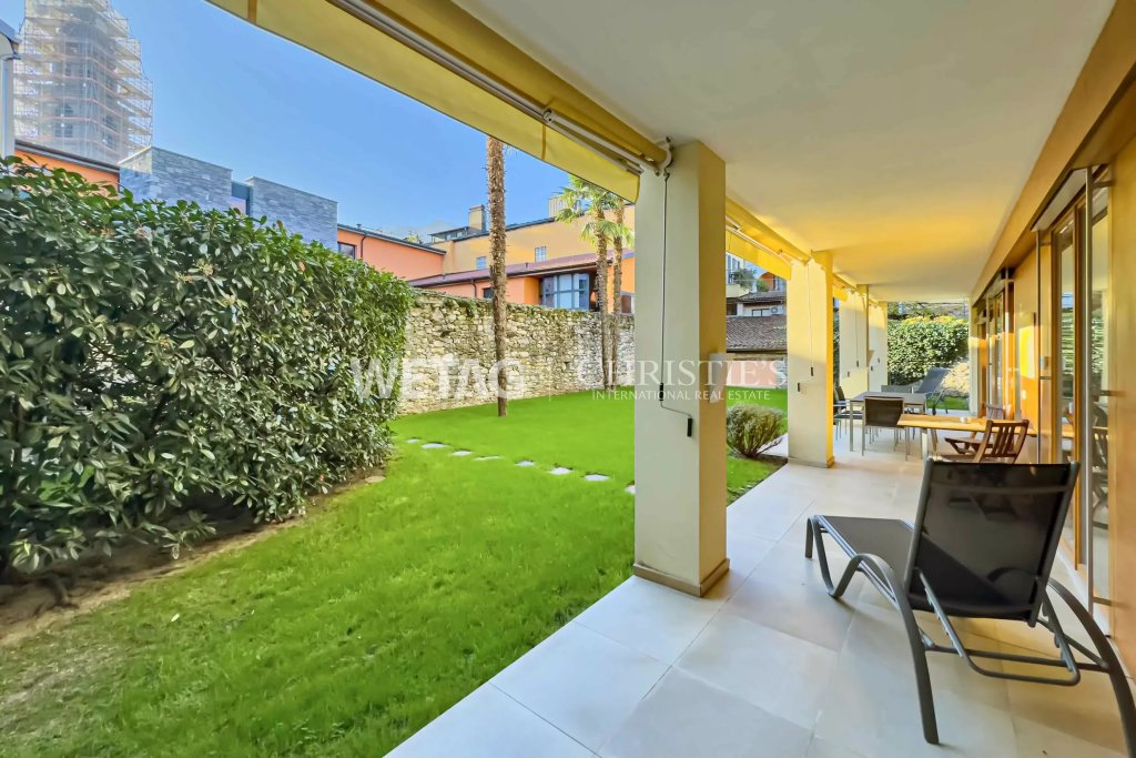 Überdachte Terrasse mit Gartenblick