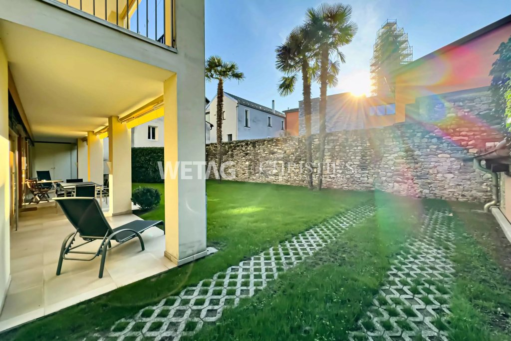 Terrasse und Garten mit Palmengarten