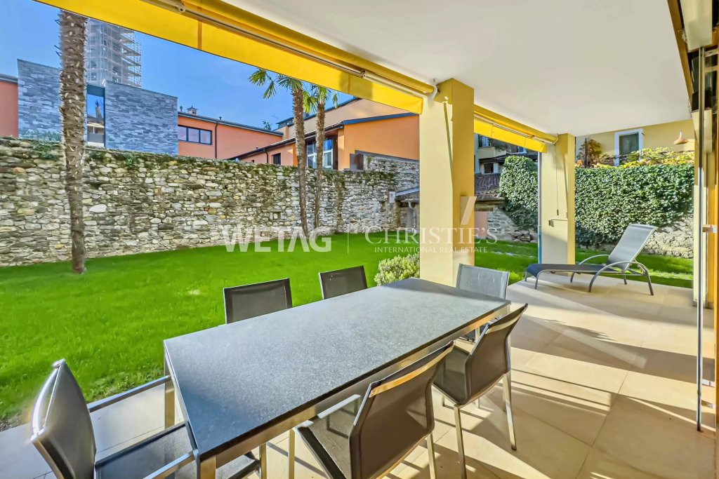 Überdachte Terrasse mit Gartenblick
