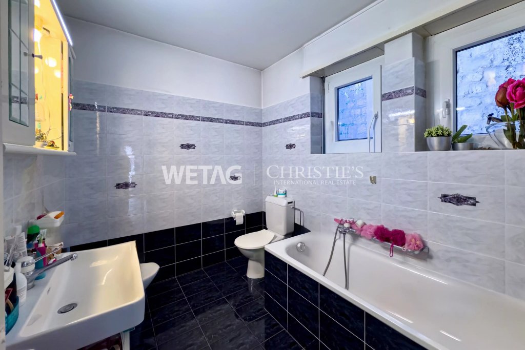 Badezimmer mit Badewanne und WC