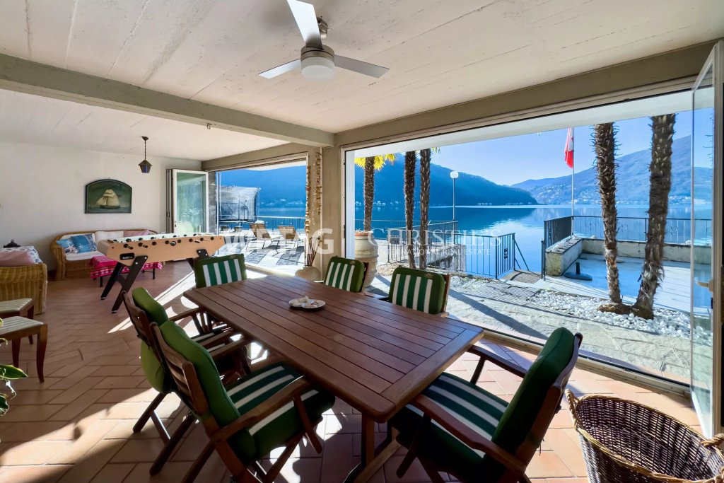 Seeterrasse mit Innenraum und Panoramablick