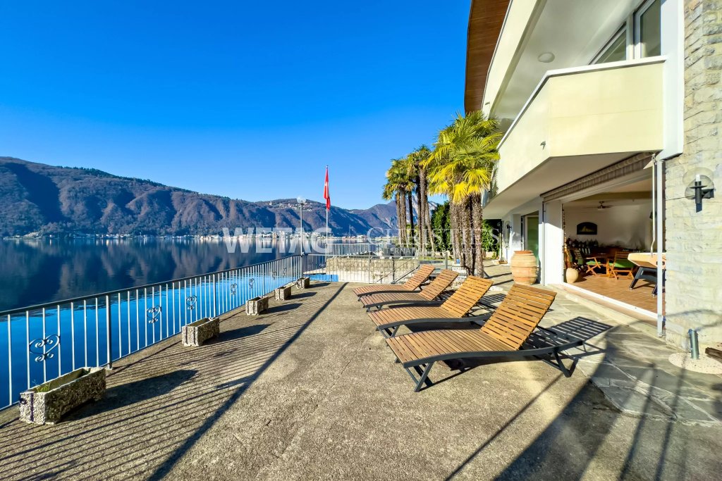 Seeterrasse mit Liegen