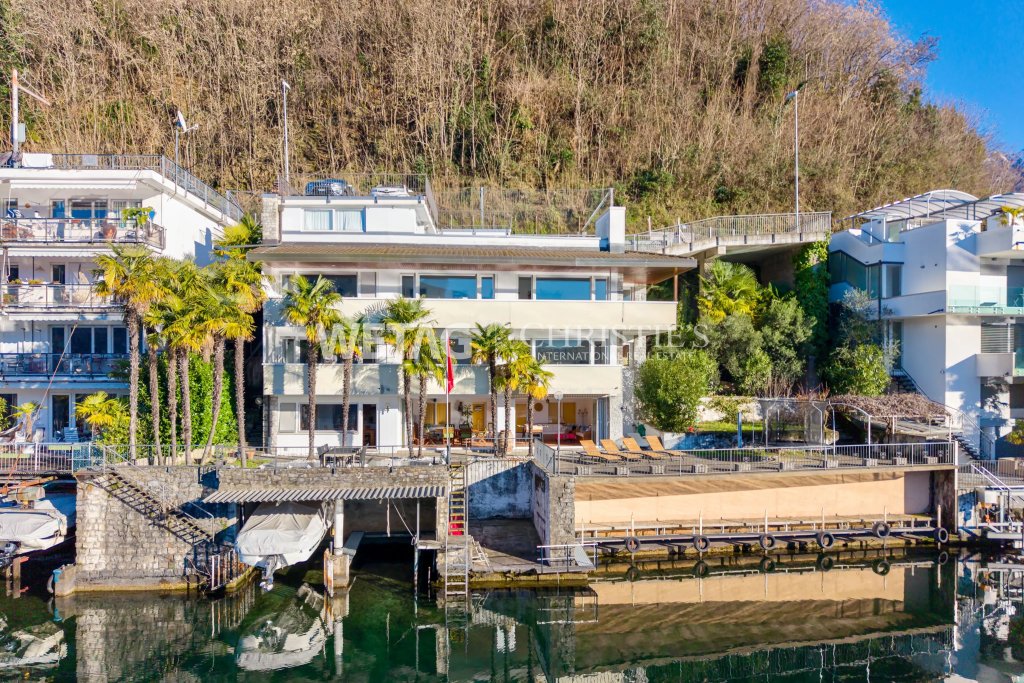 Luxusvilla am Wasser mit Terrasse und Bootsanleger
