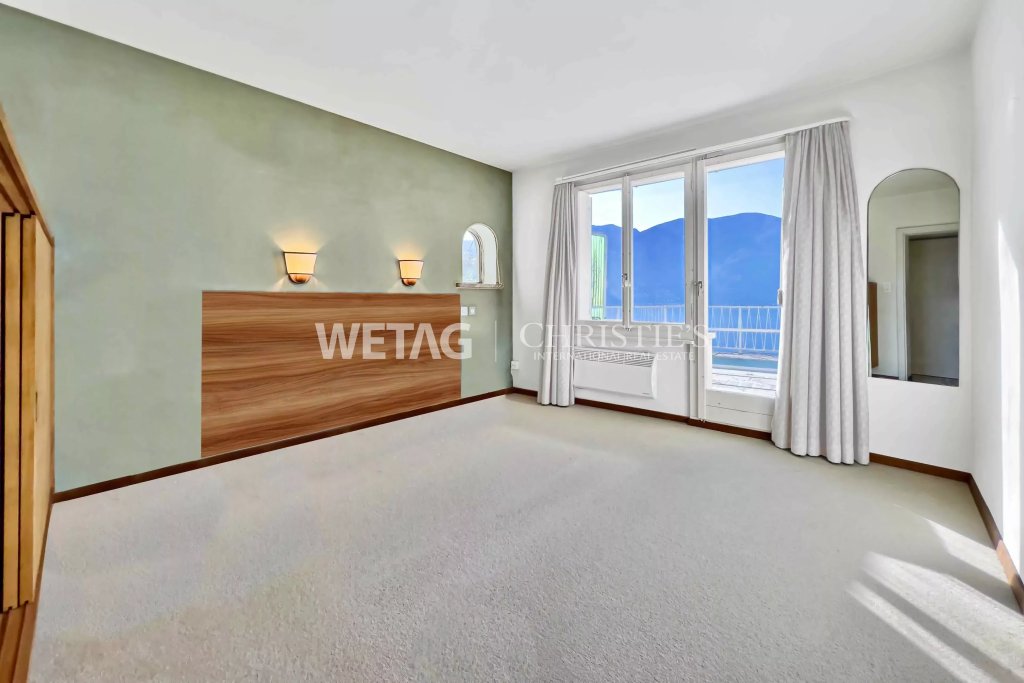 Helles Schlafzimmer mit Balkonblick