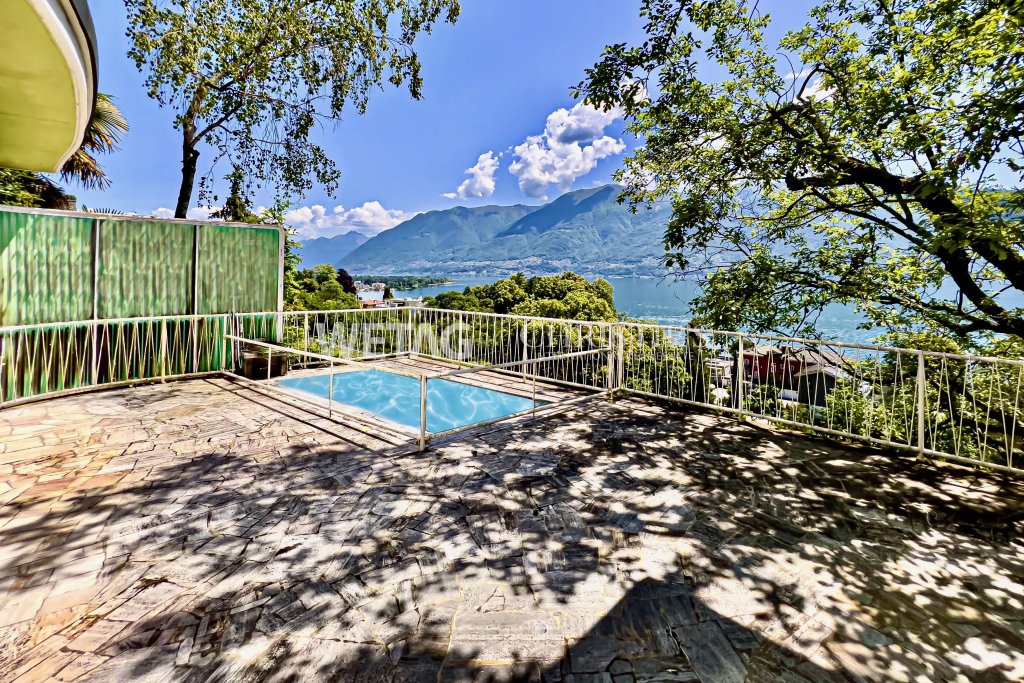 Terrasse mit Pool und Seeblick