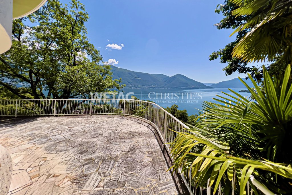 Terrasse mit Seeblick und Bergpanorama