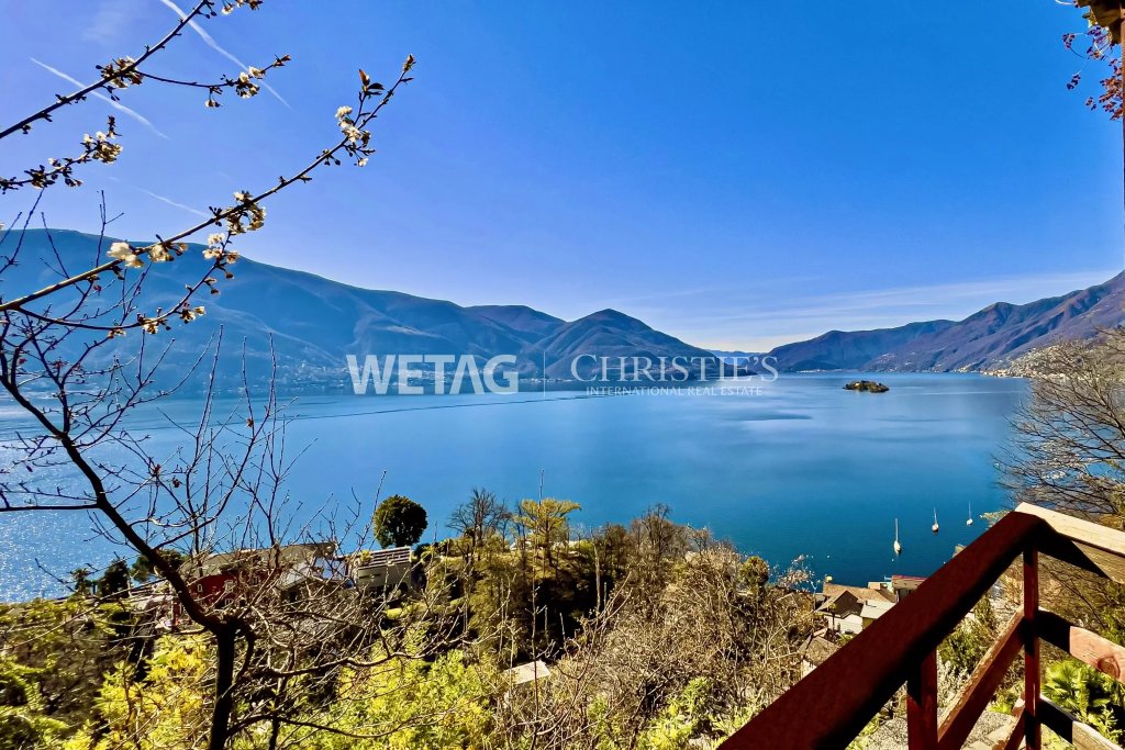 Seeblick mit Bergen