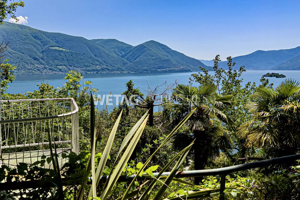 See mit Bergpanorama und üppiger Vegetation