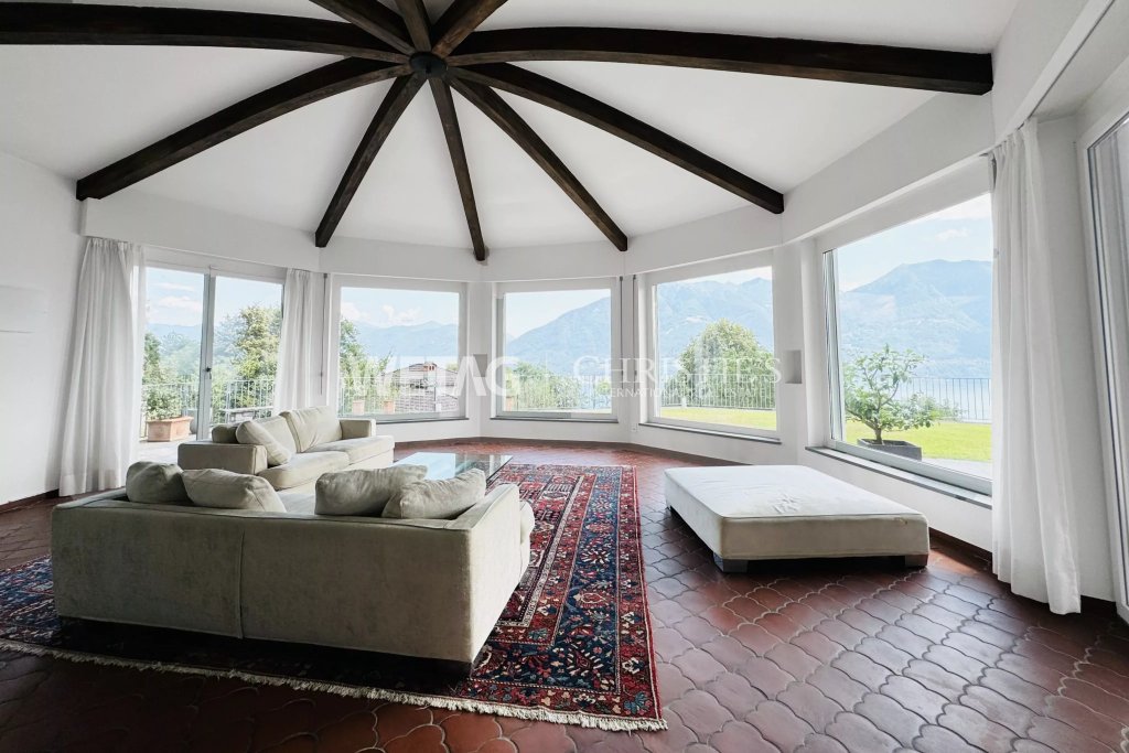 Heller Wohnraum mit Panoramablick