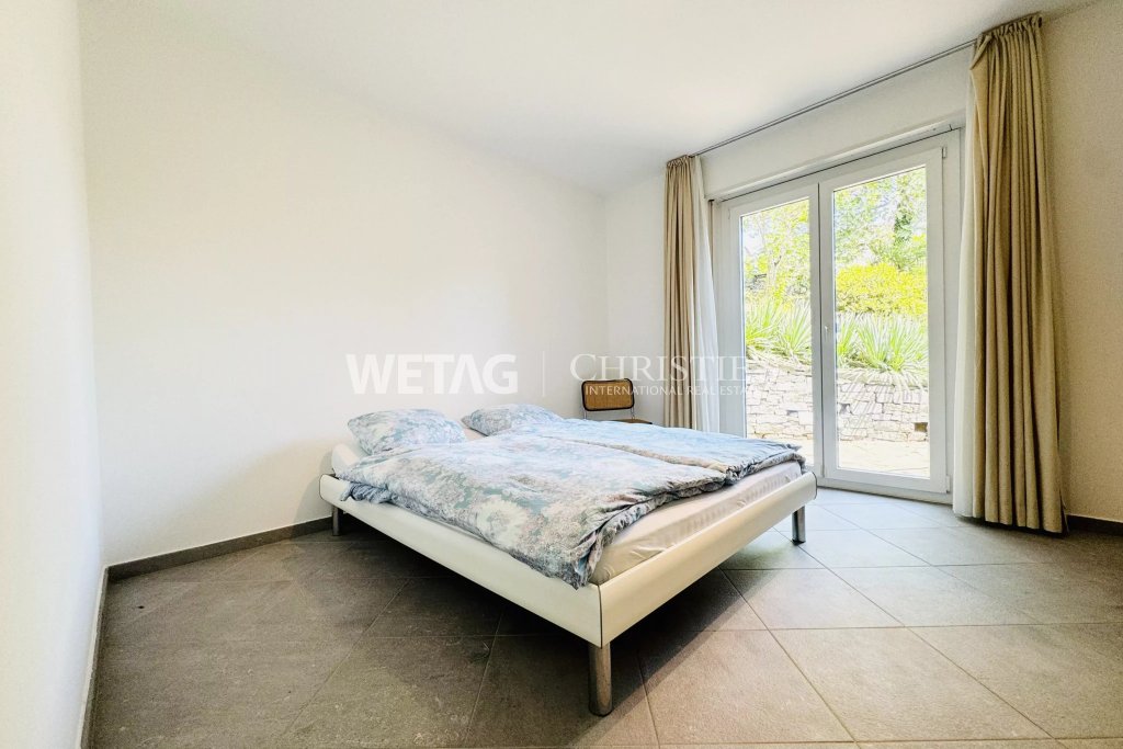 Helles Schlafzimmer mit Terrassentür