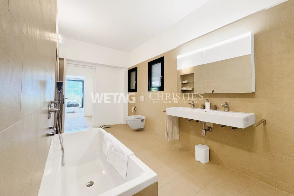 Modernes Badezimmer mit Badewanne und Waschtisch