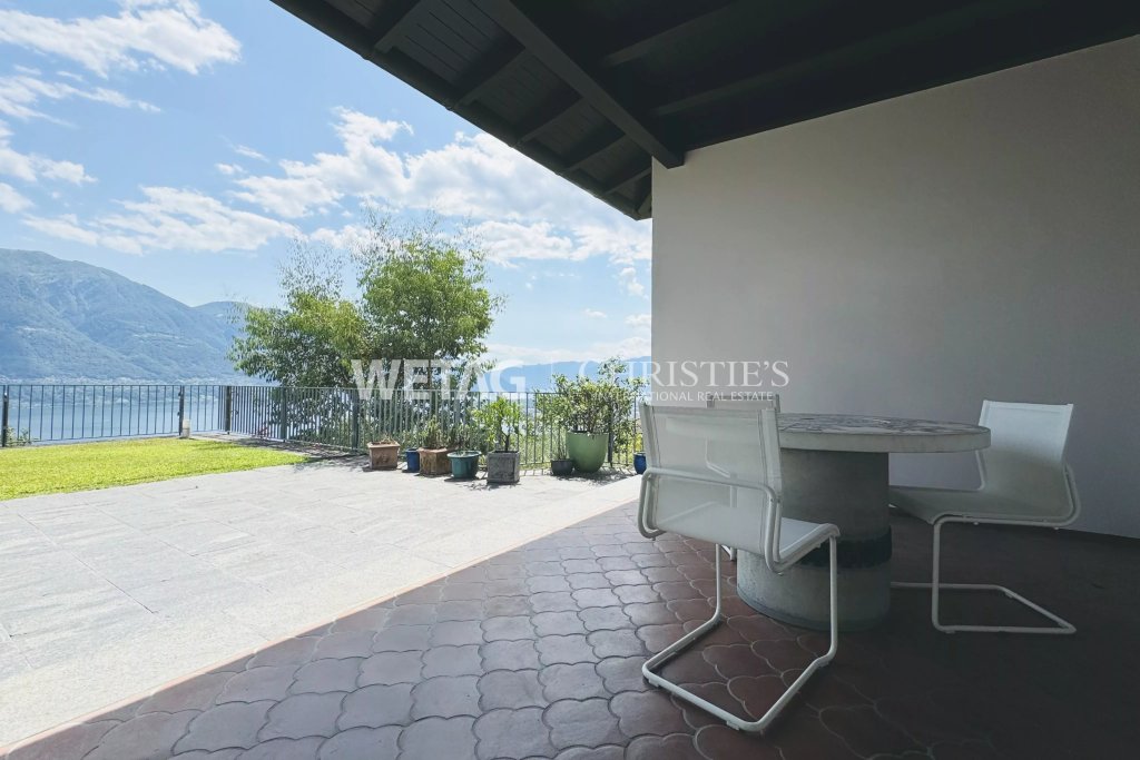 Überdachte Terrasse mit Seeblick