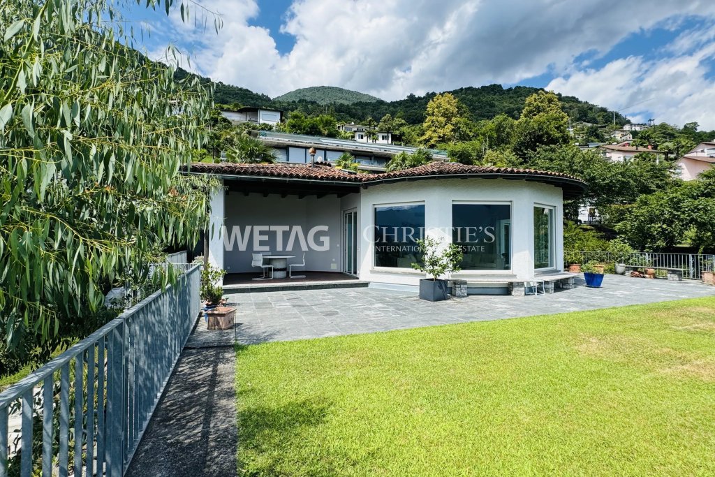Außenansicht eines Hauses mit Terrasse und Garten