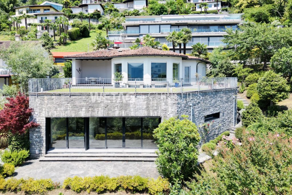 Modernes Haus in Hanglage mit Terrasse